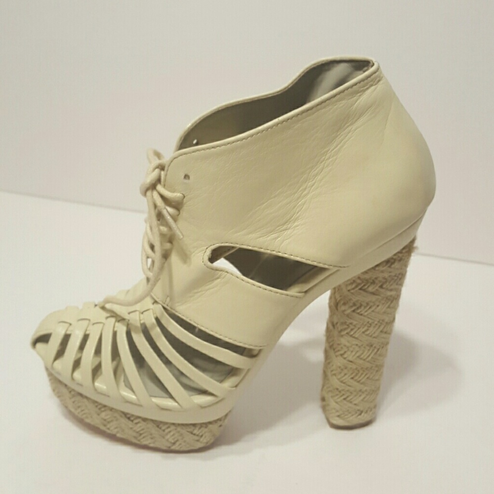 Plomo Clotilda. Beige platform high heels.
